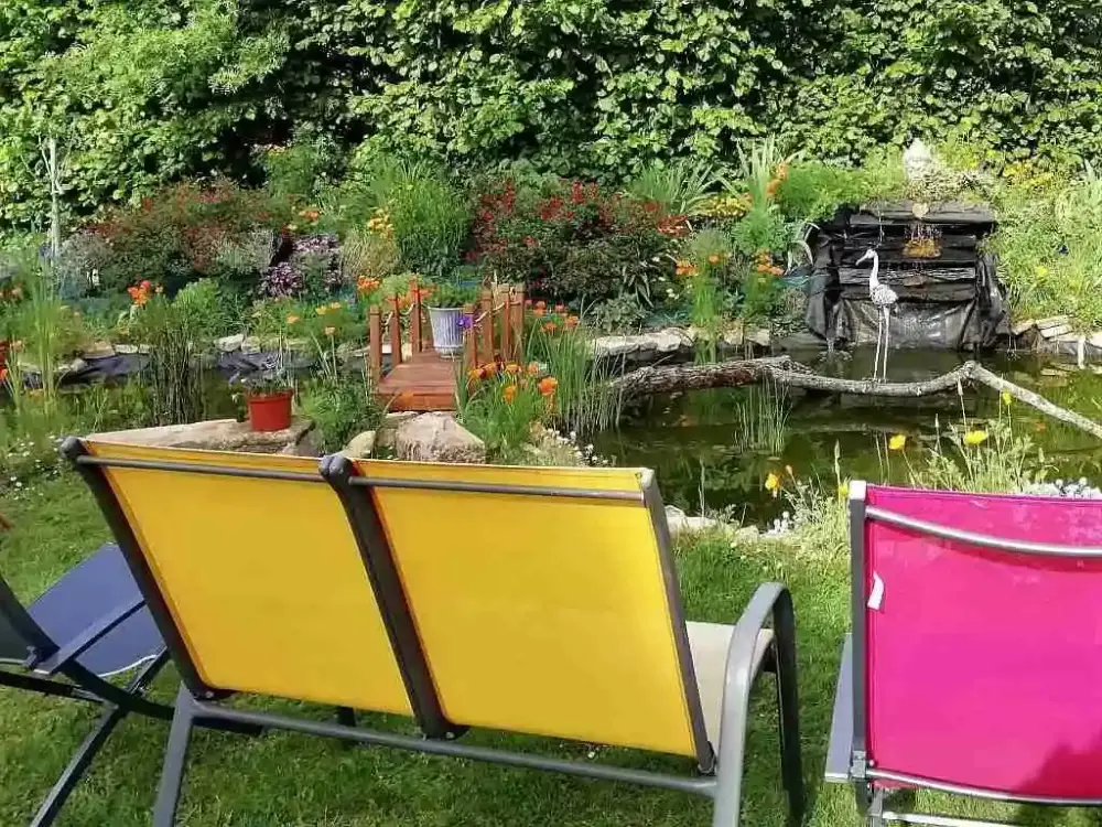 jardin-chambre-dhote-angers des transats pour se reposer