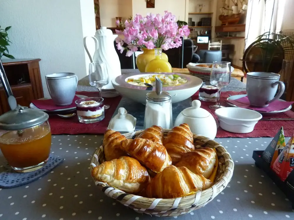 Petit déjeuner gourmand avec croissant et pain frais