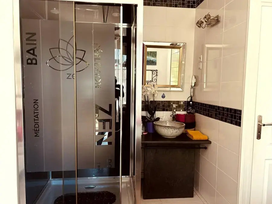 Espace sanitaire douche, lavabo, WC
