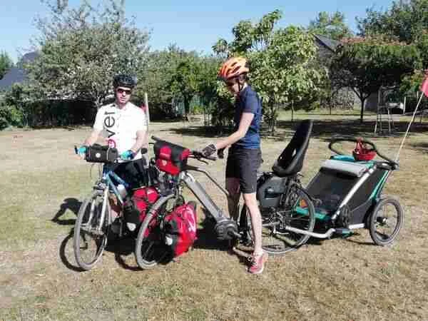 Famille sur la vélo francette