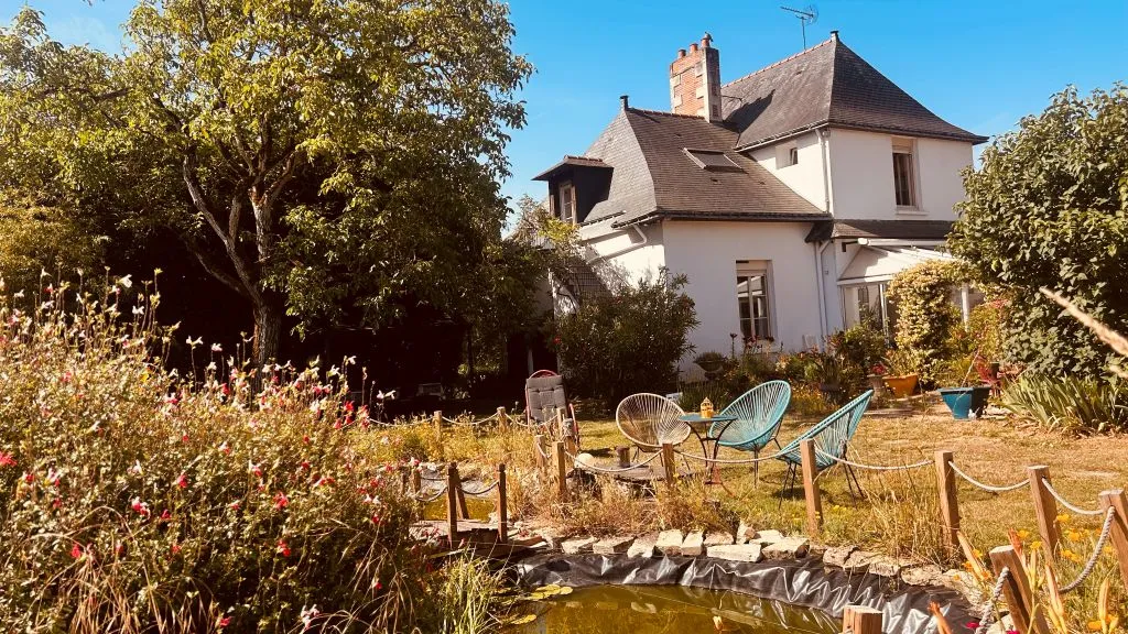 Maison d’hôtes du Haut Anjou avec jardin fleuri et étang à Thorigné‑d’Anjou.