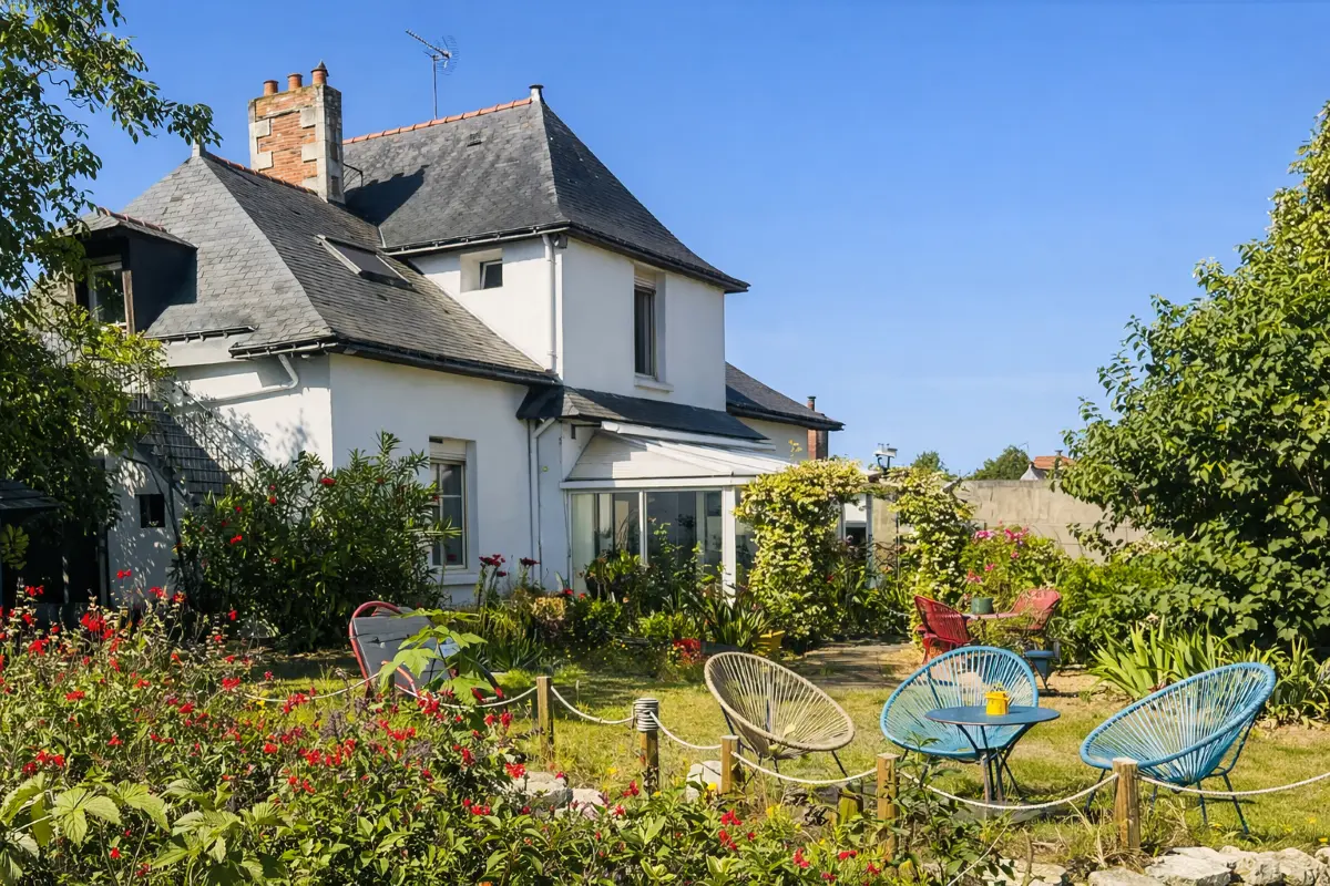 Maison d’hôtes en Anjou avec jardin fleuri et espace détente extérieur