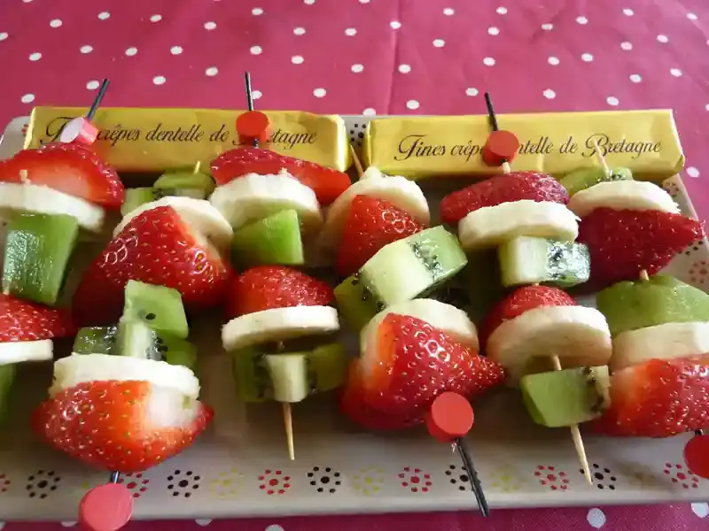 des brochettes de fruits frais pour se regaler