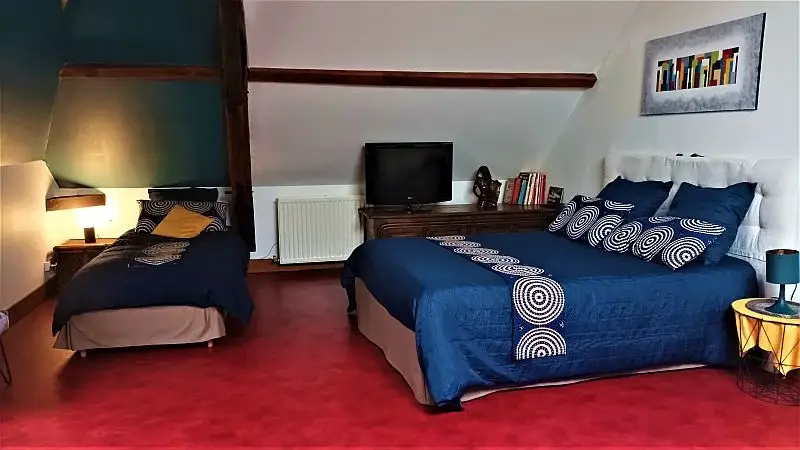 Chambre à l'étage avec 3 lits séparés - Idéal pour les séjours en groupe ou famille