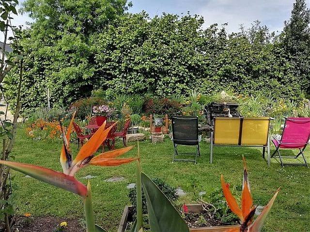 jardin zen près de la cascade