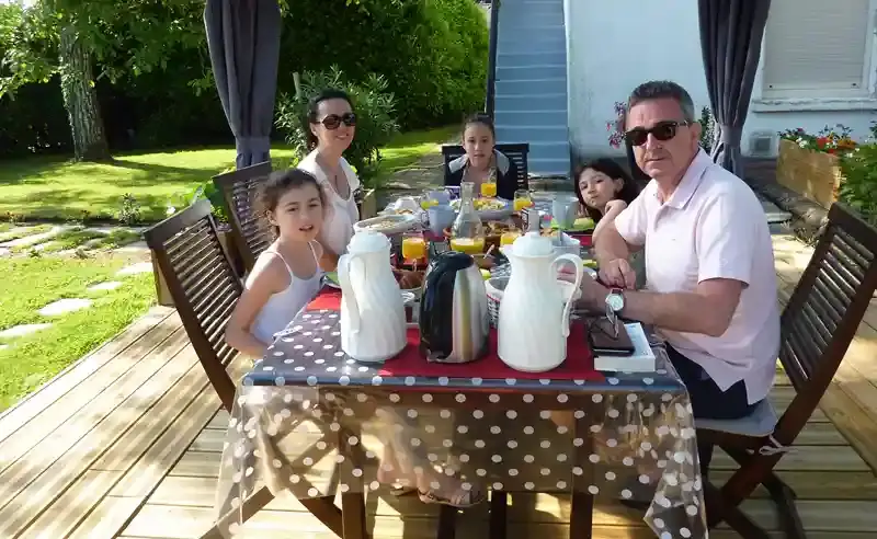 famille au petit dejeuner dans le jardin
