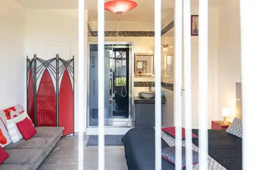 Vue d'ensemble chambre adaptee PMR